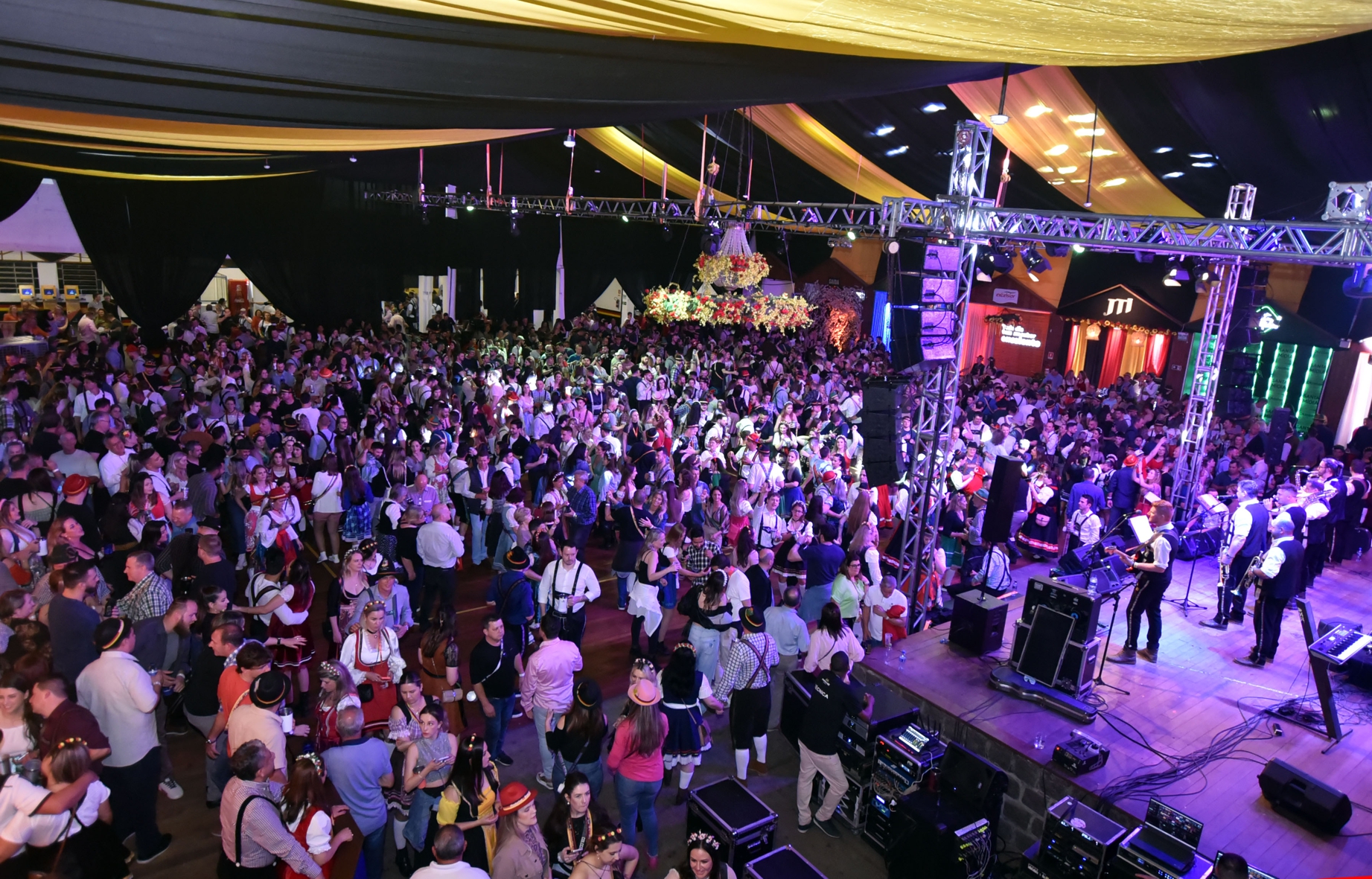 Oktoberfest começa a tomar forma: estruturas dos dois palcos estão sendo  montadas na Orla